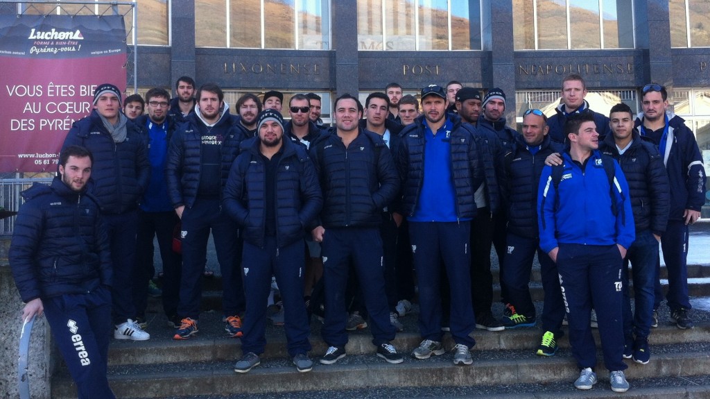 Les Olympiens devant l'établissement thermal de Luchon