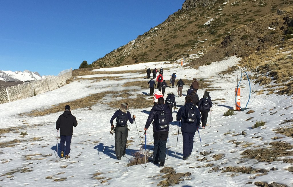 Une partie du groupe toulousain se délecte de la vue pendant l'ascension
