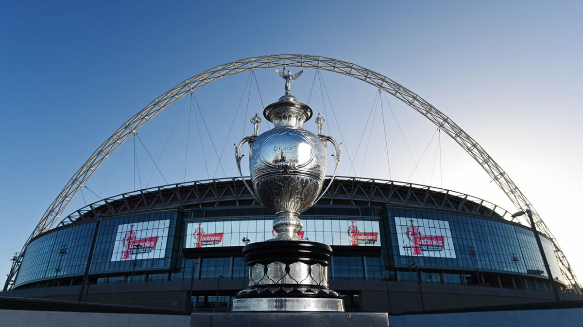 Le trophée tant convoité de la Challenge Cup devant le somptueux stade de Wembley - Crédit leedsrhinosfoundation.org